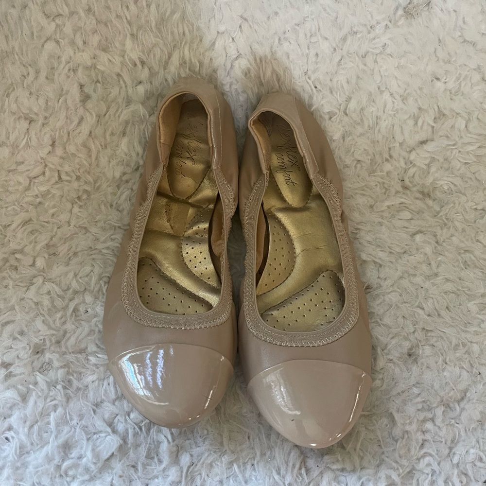 Dexflex comfort khaki synthetic leather slip on flats patent round toe size 8.5